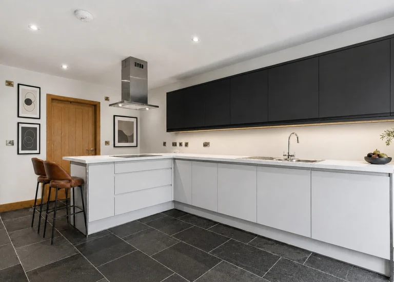 KITCHEN & BREAKFAST BAR