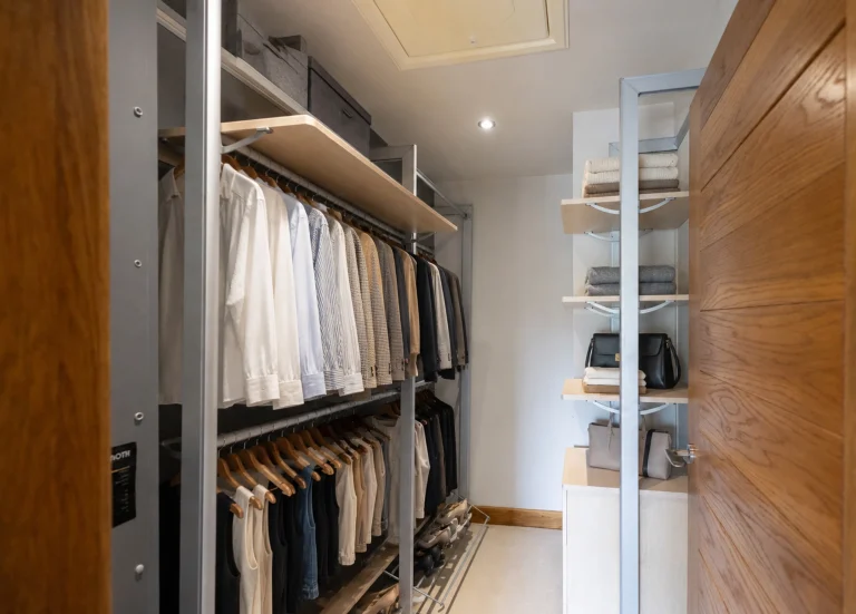 WALK-IN WARDROBE